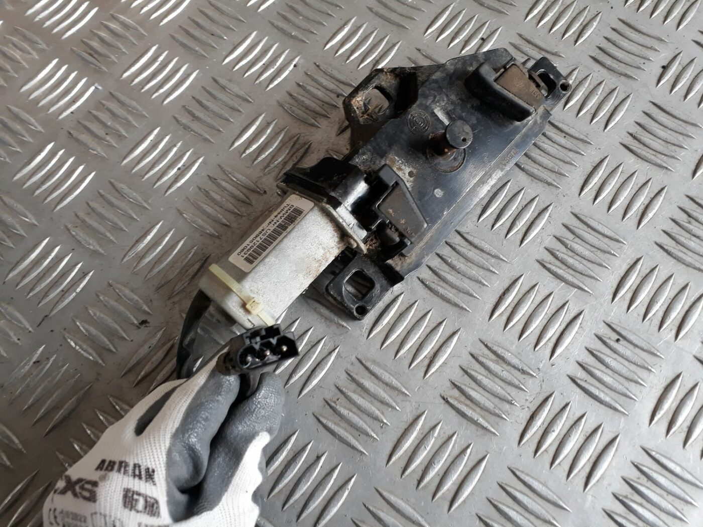 Bagažnieka vāka slēdzenes servomotors priekš BMW 530D E61 2006 TOURING BLUE 2 Bagažnieka vāka slēdzenes servomotors priekš BMW 530D E61 2006 TOURING BLUE