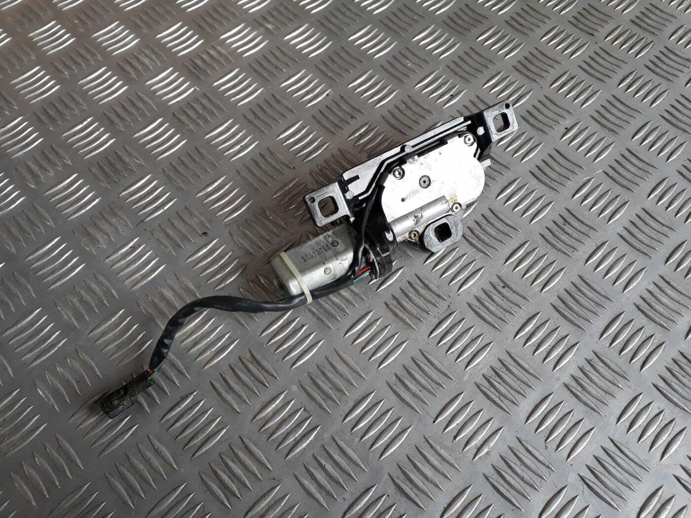 Bagažnieka vāka slēdzenes servomotors priekš BMW 530D E61 2006 TOURING BLUE 5 Bagažnieka vāka slēdzenes servomotors priekš BMW 530D E61 2006 TOURING BLUE