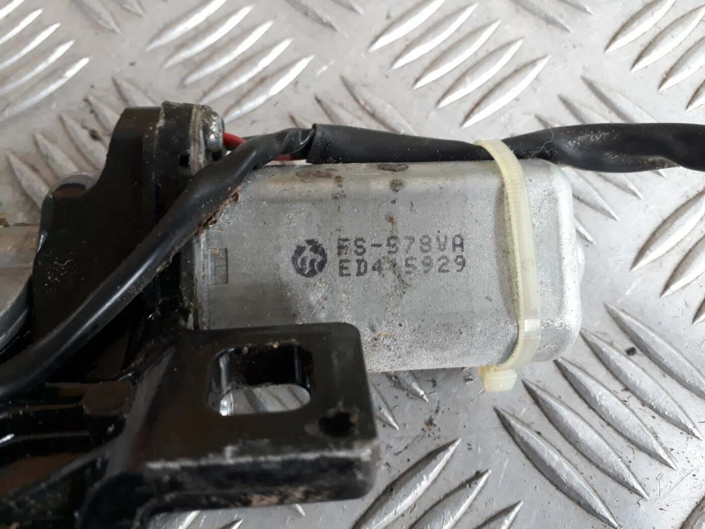 Bagažnieka vāka slēdzenes servomotors priekš BMW 530D E61 2006 TOURING BLUE 3 Bagažnieka vāka slēdzenes servomotors priekš BMW 530D E61 2006 TOURING BLUE