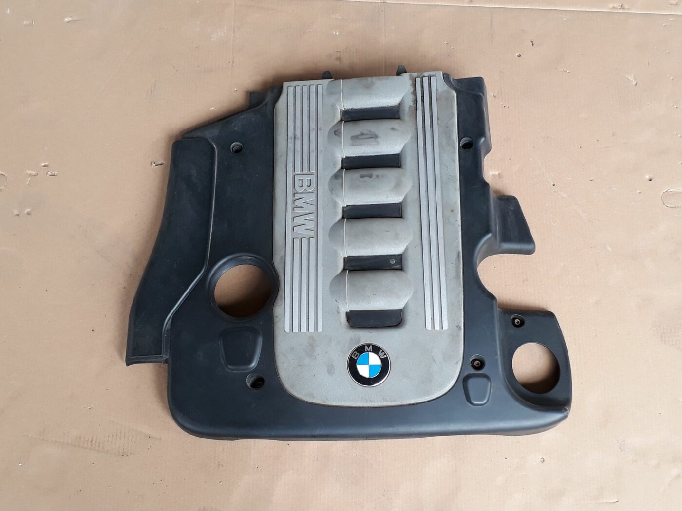 Dzinēja dekoratīvais vāks priekš BMW 530D E61 2006 TOURING BLUE 1 Dzinēja dekoratīvais vāks priekš BMW 530D E61 2006 TOURING BLUE