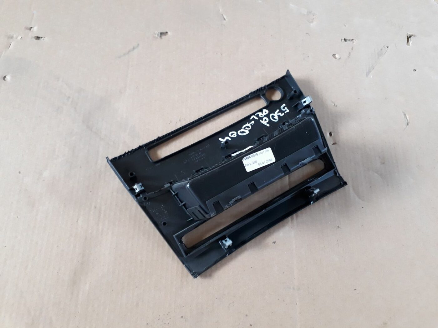 Mantu glabāšanas nodalījums centrā priekš BMW 530D E61 2006 TOURING BLUE