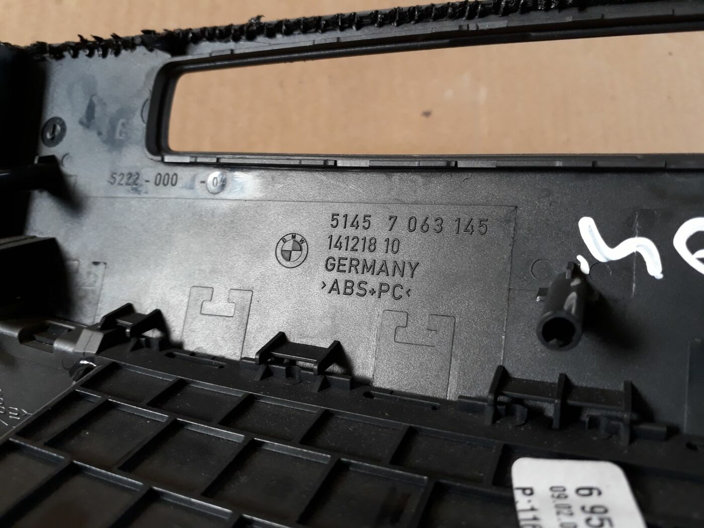 Mantu glabāšanas nodalījums centrā priekš BMW 530D E61 2006 TOURING BLUE