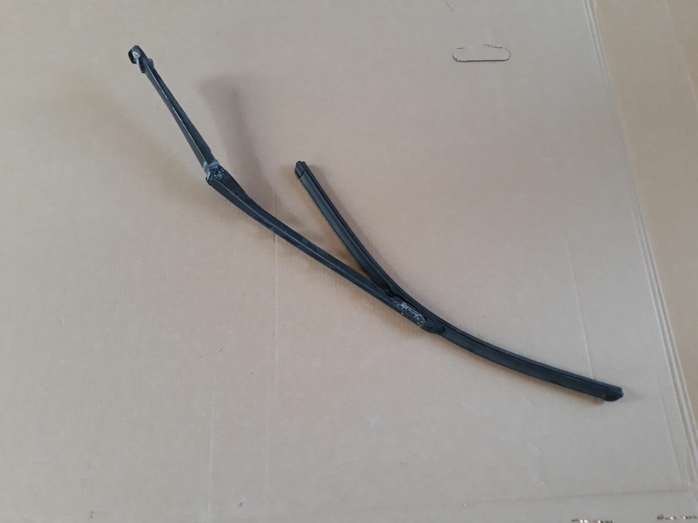 Vējstikla slotu turētājs priekš BMW 530D E61 2006 TOURING BLUE 1 Vējstikla slotu turētājs priekš BMW 530D E61 2006 TOURING BLUE