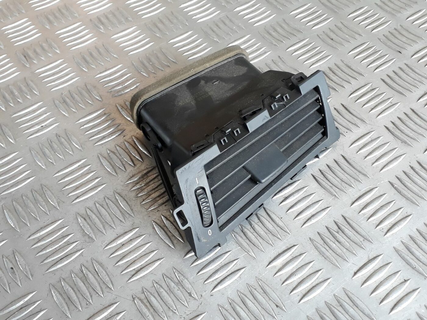 Mērinstrumentu paneļa gaisa vads, pa labi priekš BMW 530D E61 2006 TOURING BLUE 1 Mērinstrumentu paneļa gaisa vads, pa labi priekš BMW 530D E61 2006 TOURING BLUE