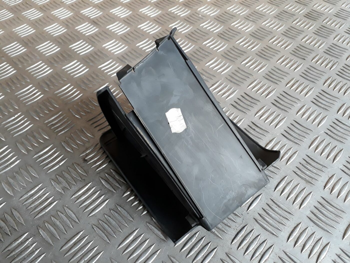 Mantu glabāšanas nodalījums vadītāja pusē priekš SEAT IBIZA 2005 4 Mantu glabāšanas nodalījums vadītāja pusē priekš SEAT IBIZA 2005