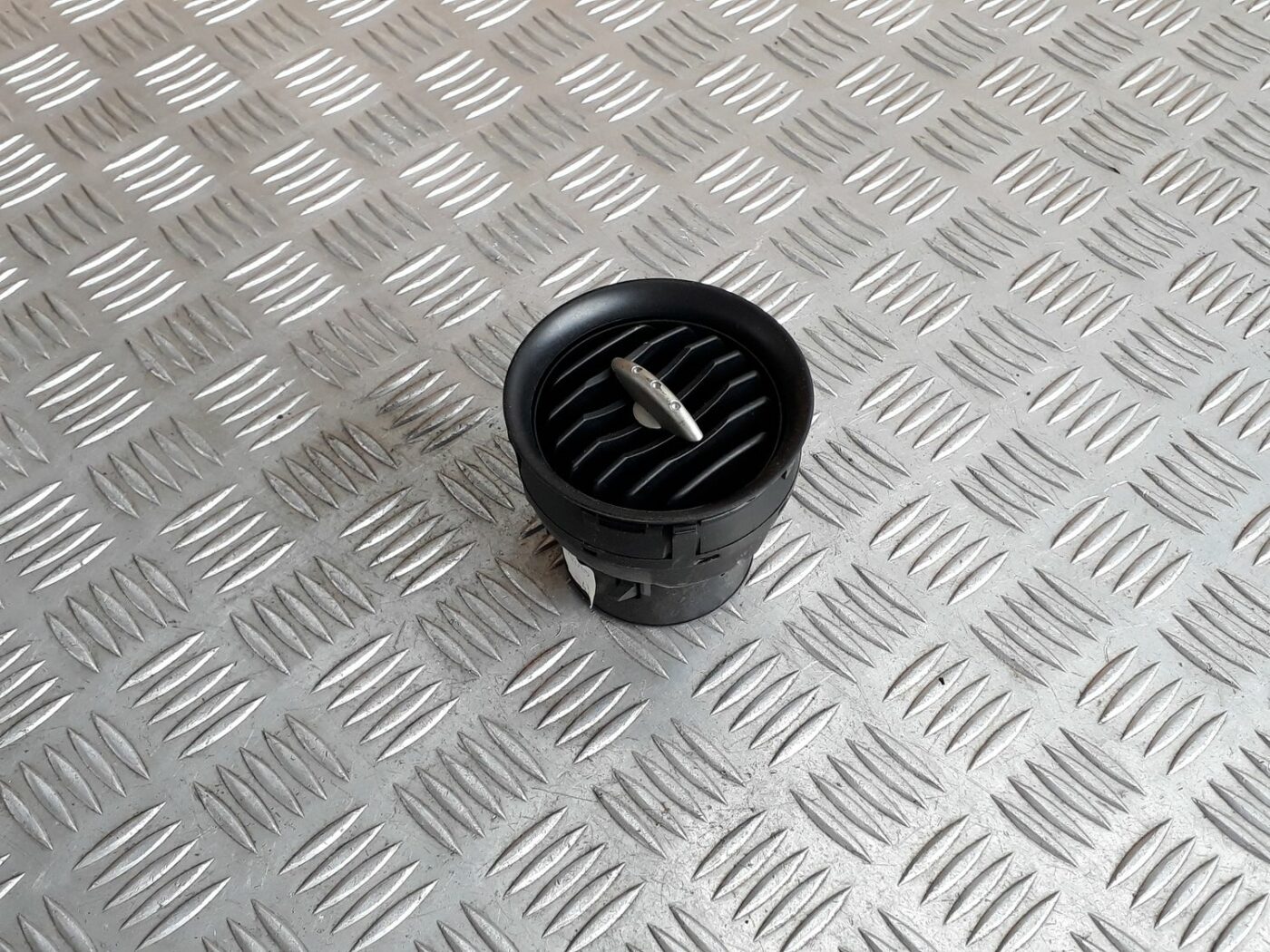 Mērinstrumentu paneļa gaisa vads, centrā priekš SEAT IBIZA 2005 1 Mērinstrumentu paneļa gaisa vads, centrā priekš SEAT IBIZA 2005