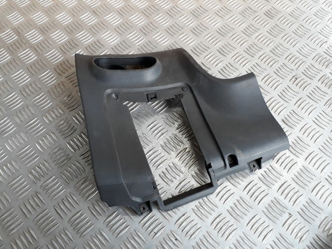 Mērinstrumentu paneļa apdare (zem stūres) priekš SEAT IBIZA 2005 1 Mērinstrumentu paneļa apdare (zem stūres) priekš SEAT IBIZA 2005