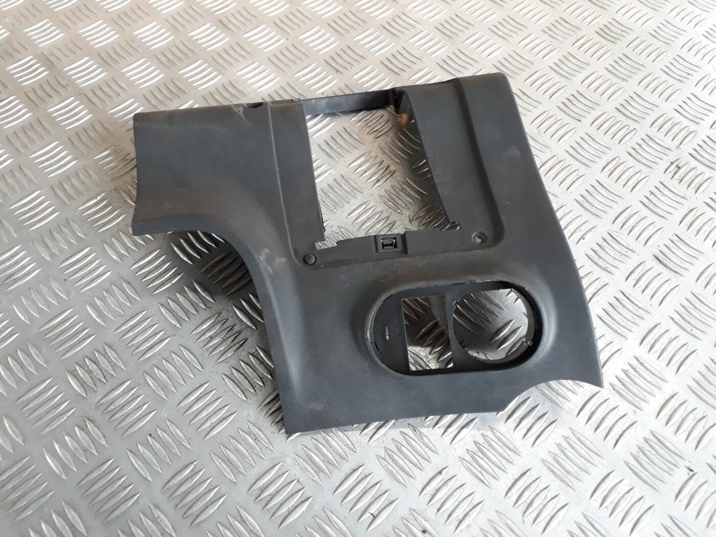 Mērinstrumentu paneļa apdare (zem stūres) priekš SEAT IBIZA 2005 2 Mērinstrumentu paneļa apdare (zem stūres) priekš SEAT IBIZA 2005