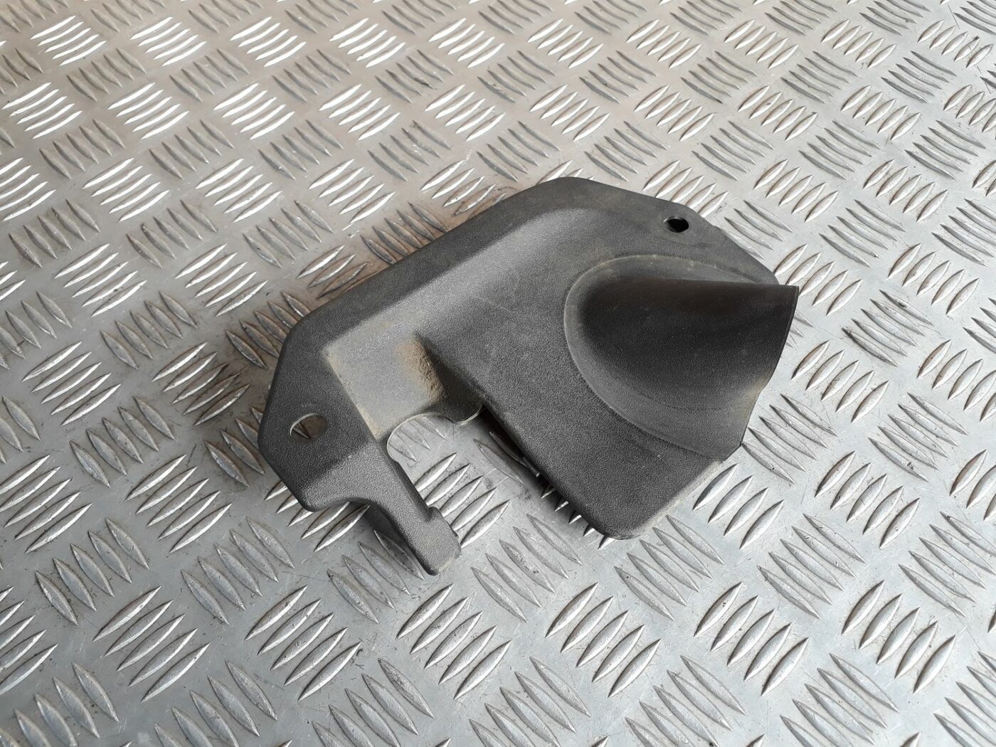 Stūres statnes putekļu aizsargs (salonā) priekš SEAT IBIZA 2005 1 Stūres statnes putekļu aizsargs (salonā) priekš SEAT IBIZA 2005