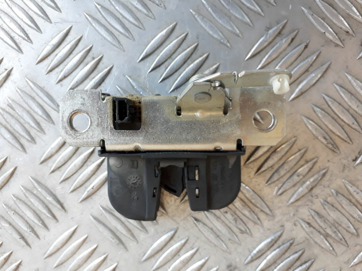 Bagāžnieka vāka slēdzene priekš SEAT IBIZA 2005 2 Bagāžnieka vāka slēdzene priekš SEAT IBIZA 2005