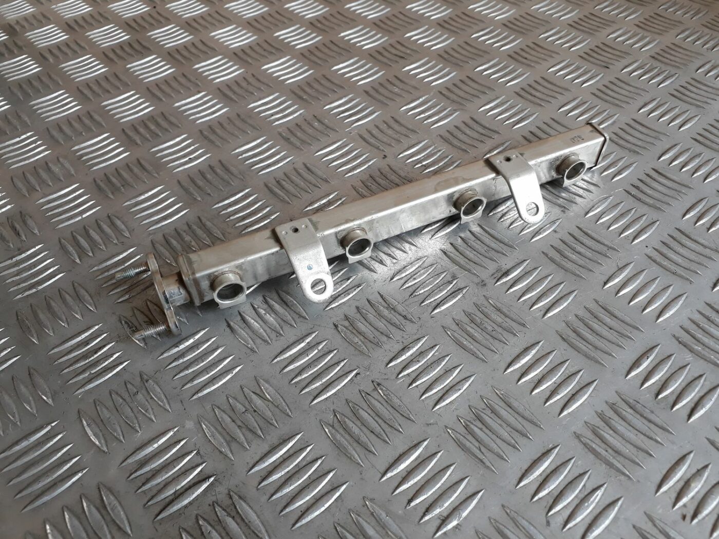 Degvielas sadales caurule priekš HYUNDAI I20 2011 2 Degvielas sadales caurule priekš HYUNDAI I20 2011