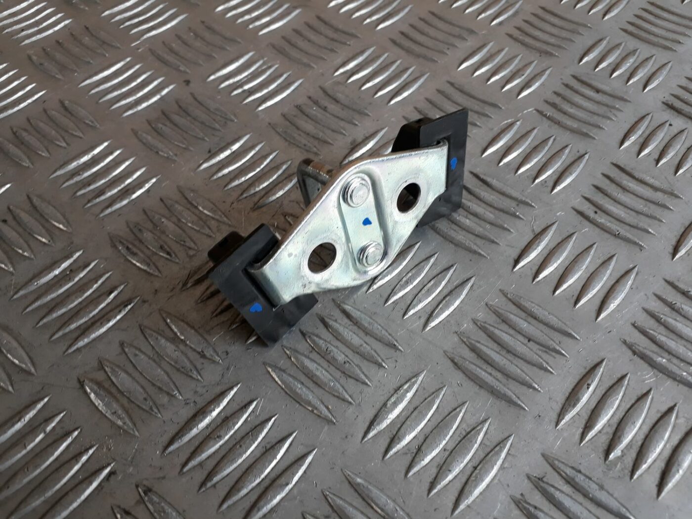 Bagažnieka vāka slēdzenes cilpa priekš HYUNDAI I20 2011 2 Bagažnieka vāka slēdzenes cilpa priekš HYUNDAI I20 2011