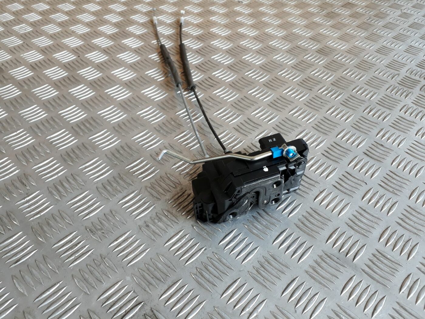 Aizmugurējo labo durvju slēdzene priekš HYUNDAI I20 2011