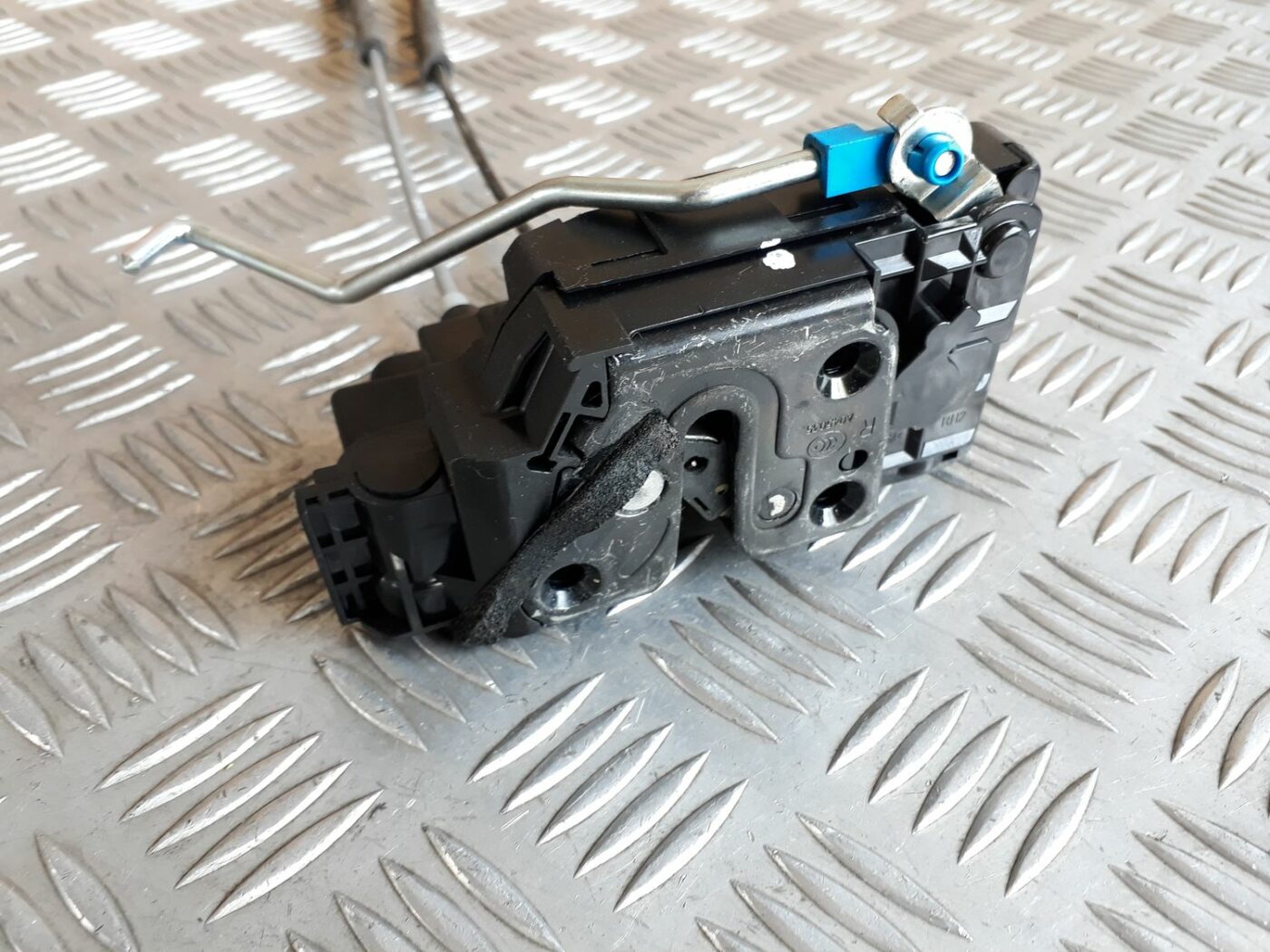 Aizmugurējo labo durvju slēdzene priekš HYUNDAI I20 2011