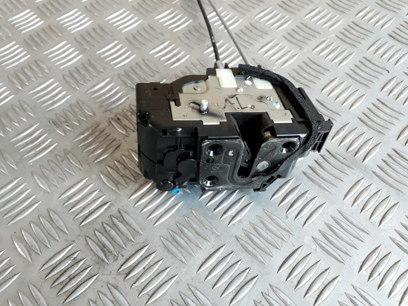 Aizmugurējo labo durvju slēdzene priekš HYUNDAI I20 2011