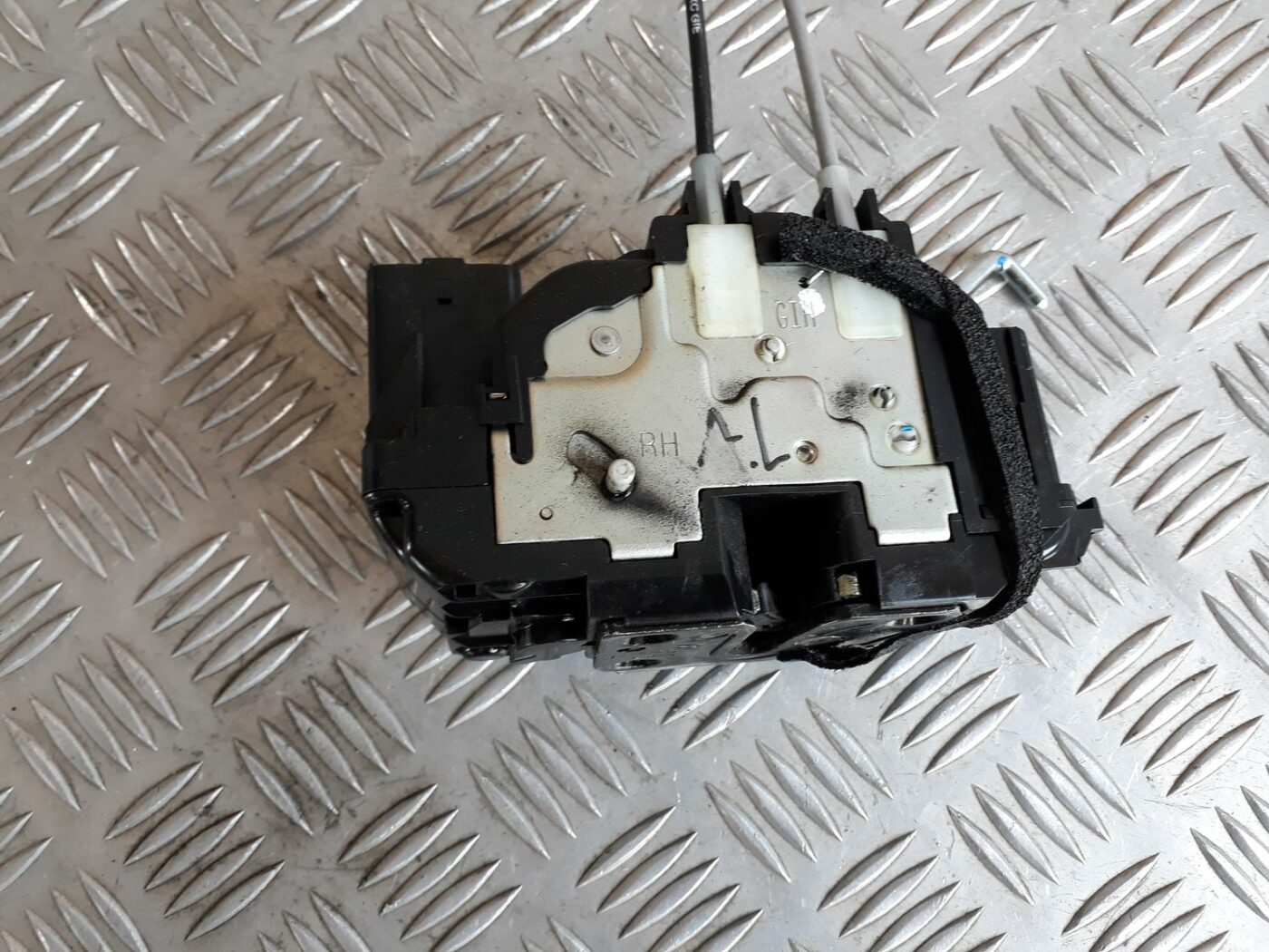 Aizmugurējo labo durvju slēdzene priekš HYUNDAI I20 2011