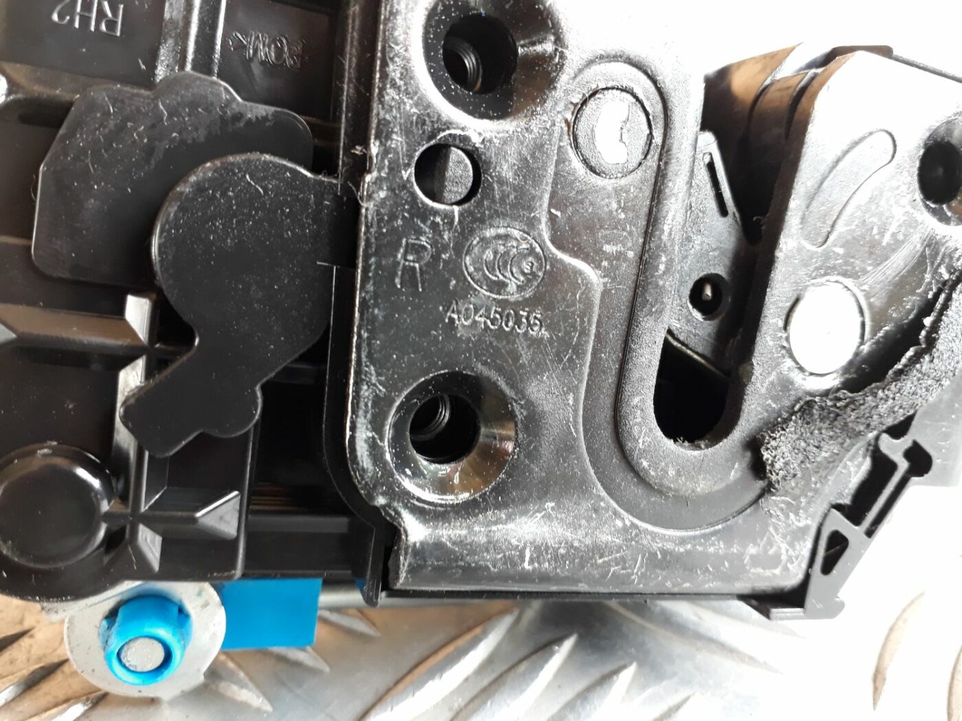 Aizmugurējo labo durvju slēdzene priekš HYUNDAI I20 2011