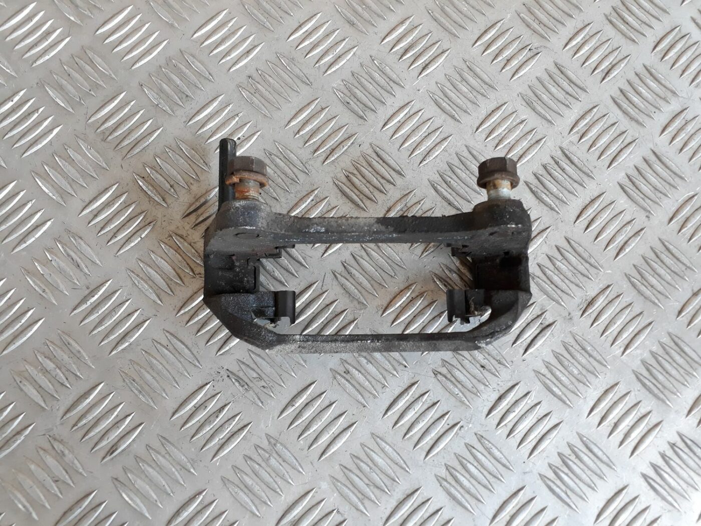 Priekšējā kreisā suporta rāmis priekš HYUNDAI I20 2011