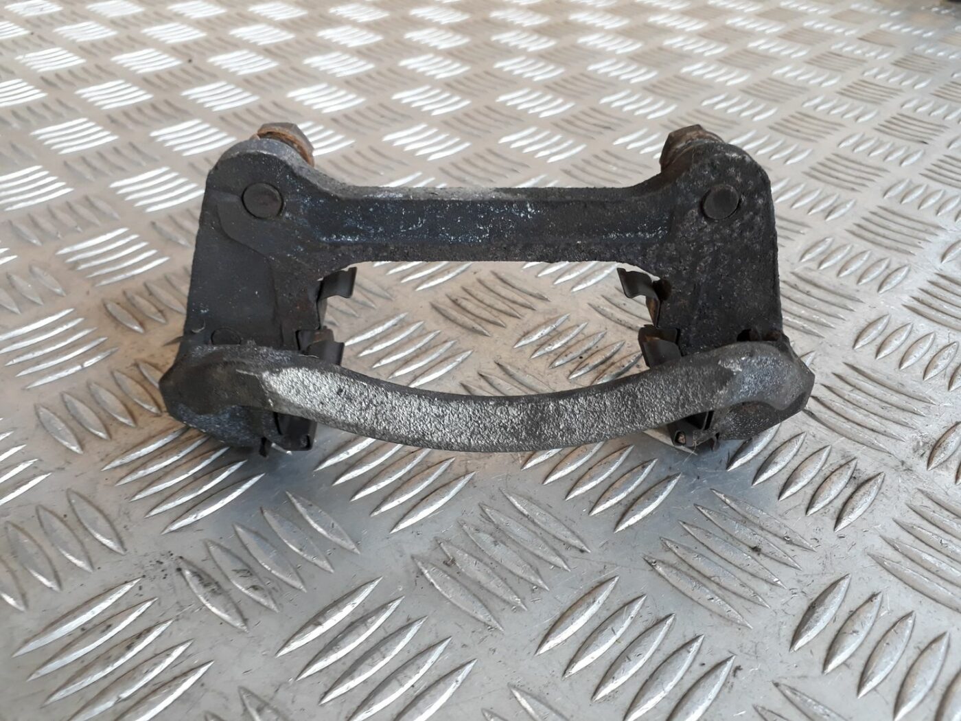 Priekšējā kreisā suporta rāmis priekš HYUNDAI I20 2011