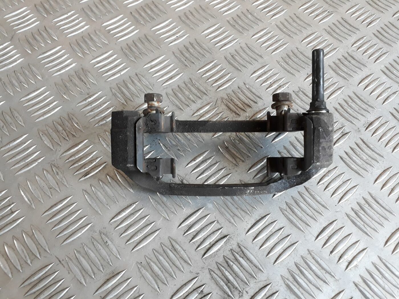 Priekšējā kreisā suporta rāmis priekš HYUNDAI I20 2011