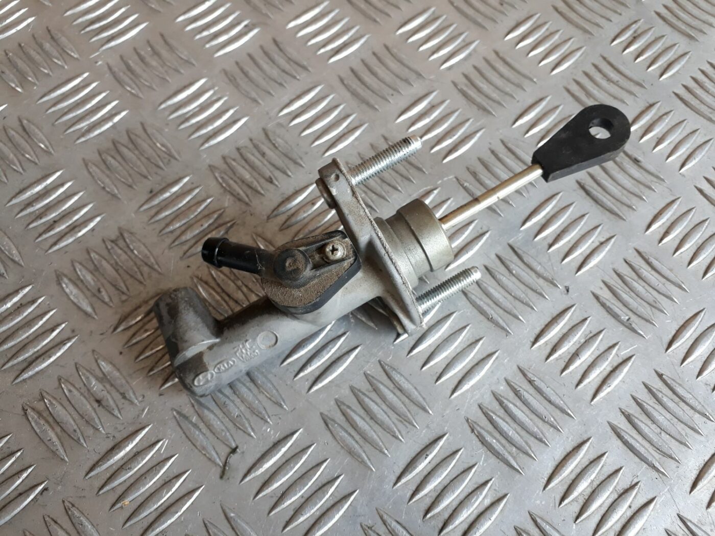 Sajūga galvenais cilindrs priekš HYUNDAI I20 2011 2 Sajūga galvenais cilindrs priekš HYUNDAI I20 2011