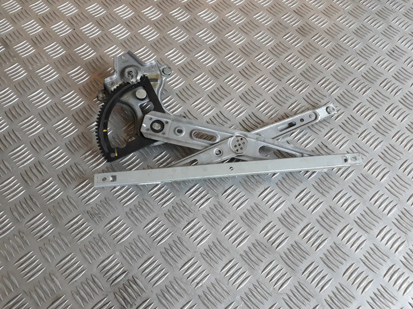 Stikla pacelšanas mehānisms priekšējais kreisais priekš HYUNDAI I20 2011 1 Stikla pacelšanas mehānisms priekšējais kreisais priekš HYUNDAI I20 2011