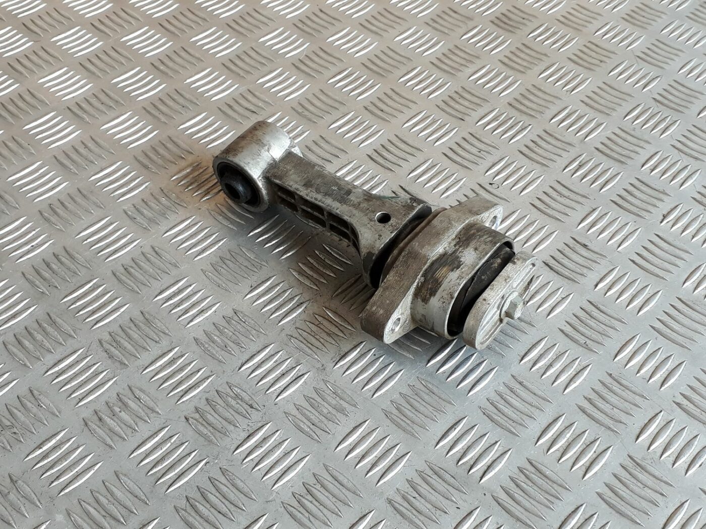 Dzinēja spilvens priekš HYUNDAI I20 2011 1 Dzinēja spilvens priekš HYUNDAI I20 2011