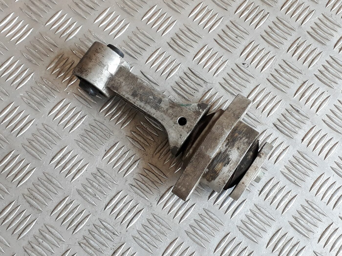 Dzinēja spilvens priekš HYUNDAI I20 2011 2 Dzinēja spilvens priekš HYUNDAI I20 2011