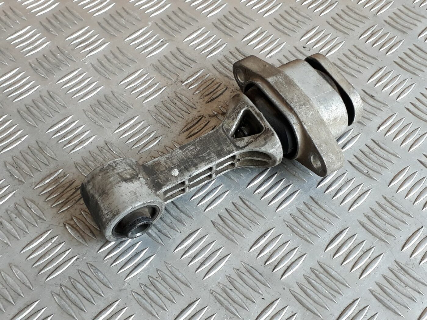 Dzinēja spilvens priekš HYUNDAI I20 2011 3 Dzinēja spilvens priekš HYUNDAI I20 2011