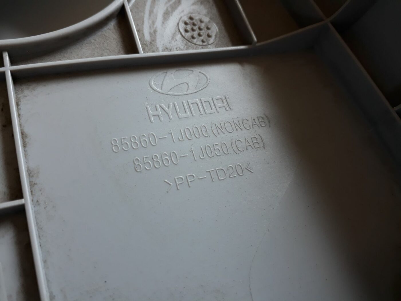 Aizmugurējas salona statnes apdare priekš HYUNDAI I20 2011