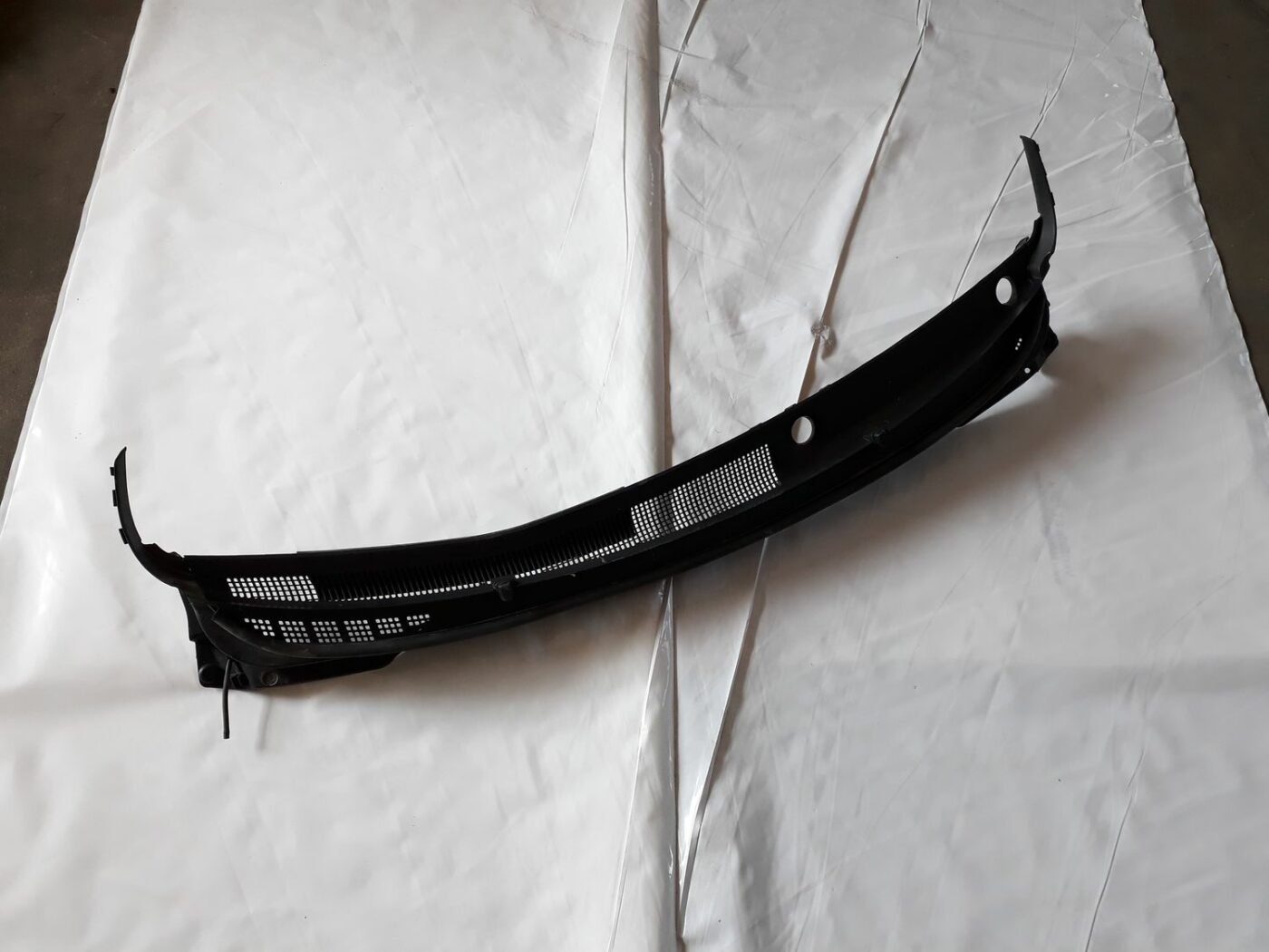 Vējstikla uzlikas (deflektora) režģis priekš HYUNDAI I20 2011