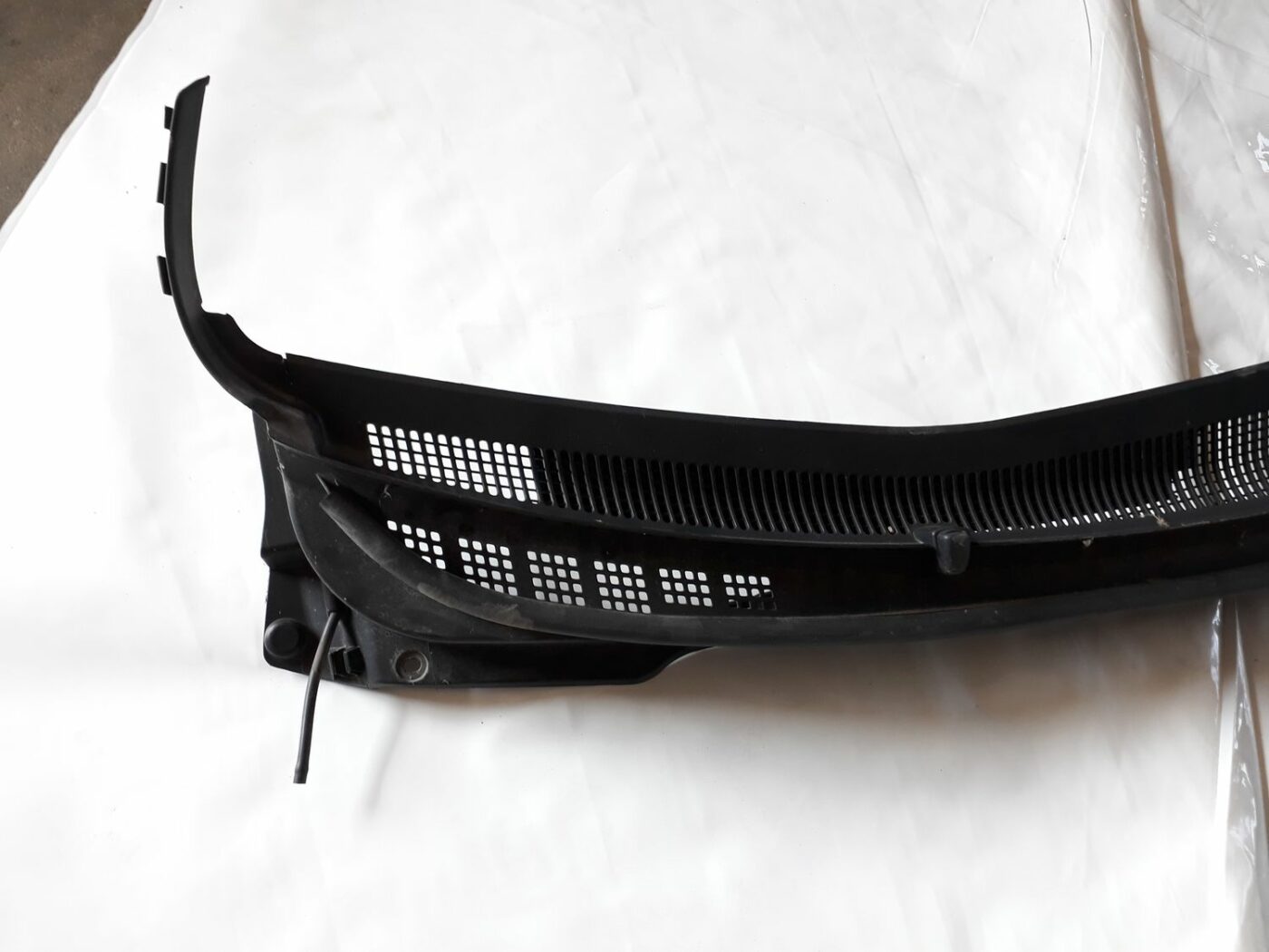 Vējstikla uzlikas (deflektora) režģis priekš HYUNDAI I20 2011