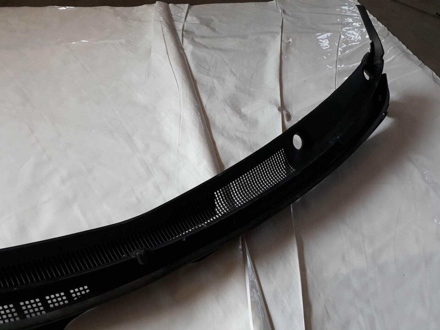 Vējstikla uzlikas (deflektora) režģis priekš HYUNDAI I20 2011