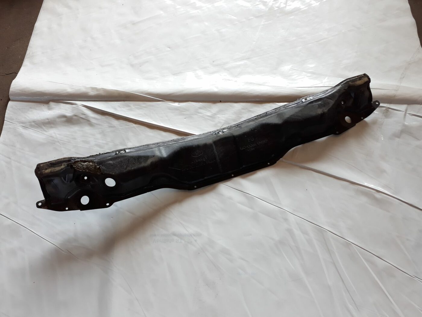 Priekšējā radiatora rāmja augšēja daļa priekš HYUNDAI I20 2011