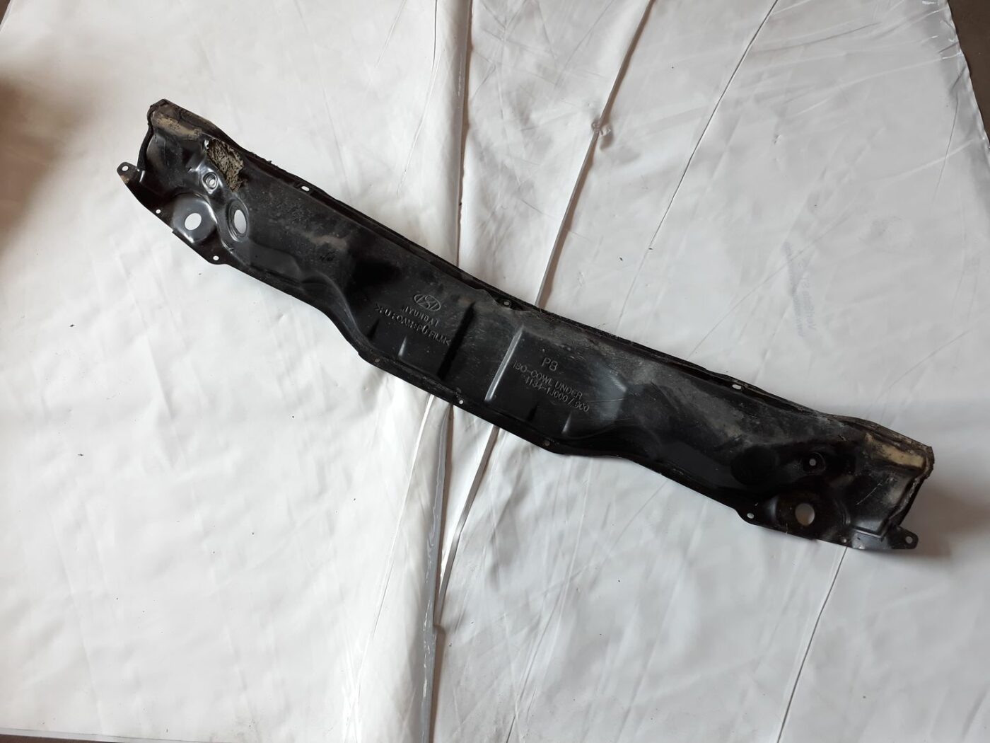 Priekšējā radiatora rāmja augšēja daļa priekš HYUNDAI I20 2011