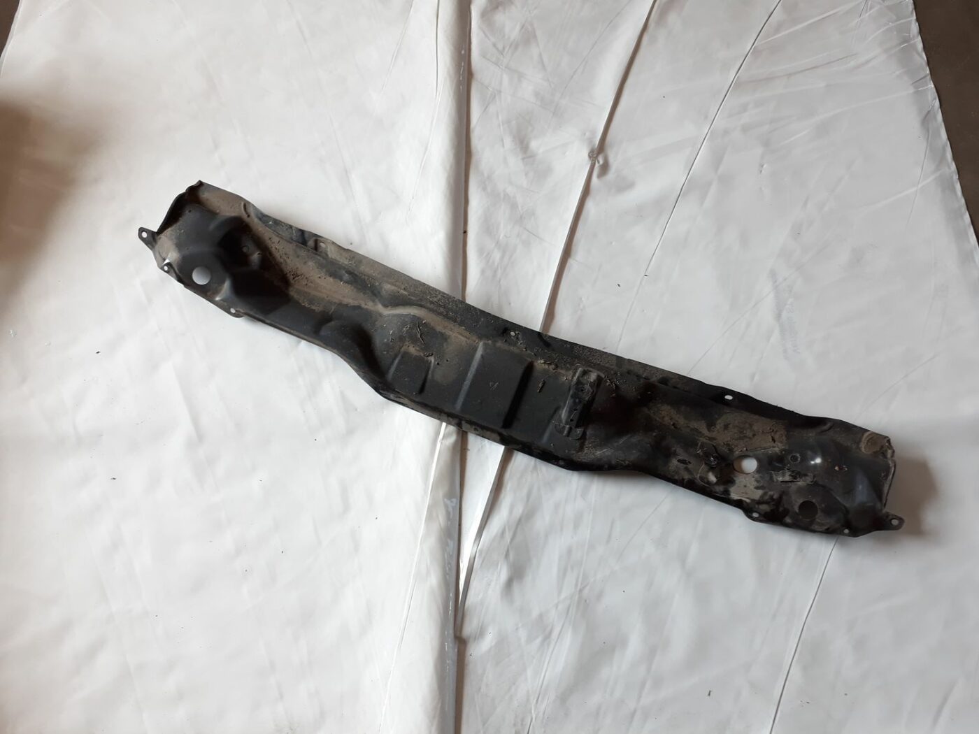 Priekšējā radiatora rāmja augšēja daļa priekš HYUNDAI I20 2011