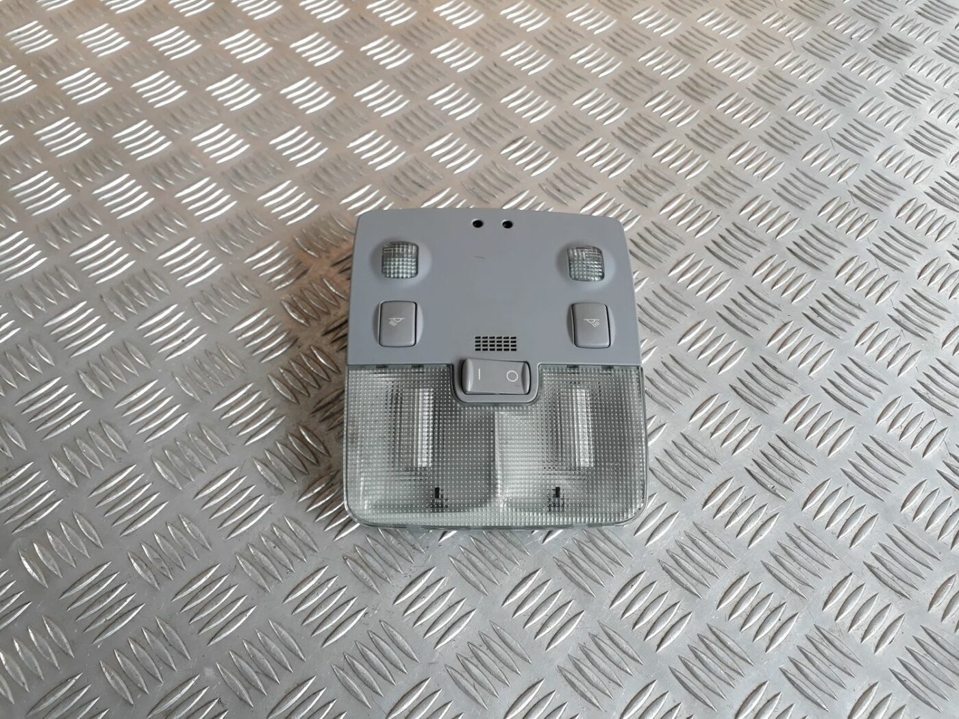 Salona apgaismojuma panelis priekš AUDI A4 1999 1 Salona apgaismojuma panelis priekš AUDI A4 1999