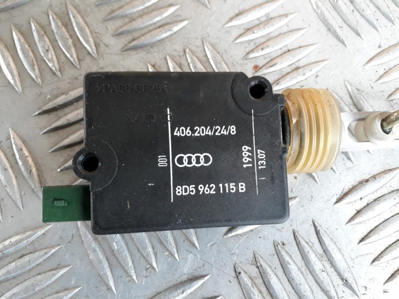 Bagažnieka vāka slēdzenes motors priekš AUDI A4 1999