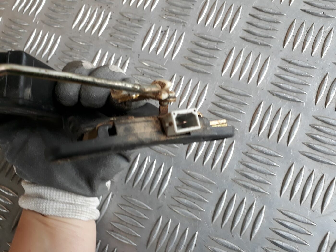 Bagažnieka vāka slēdzenes motors priekš AUDI A4 1999