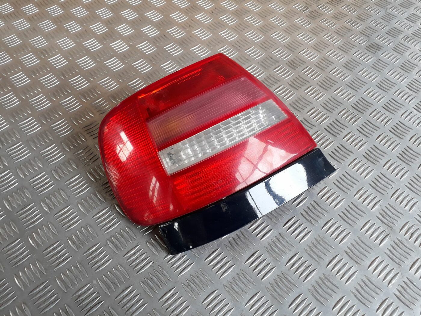 Aizmugurējais kreisais lukturis priekš AUDI A4 1999