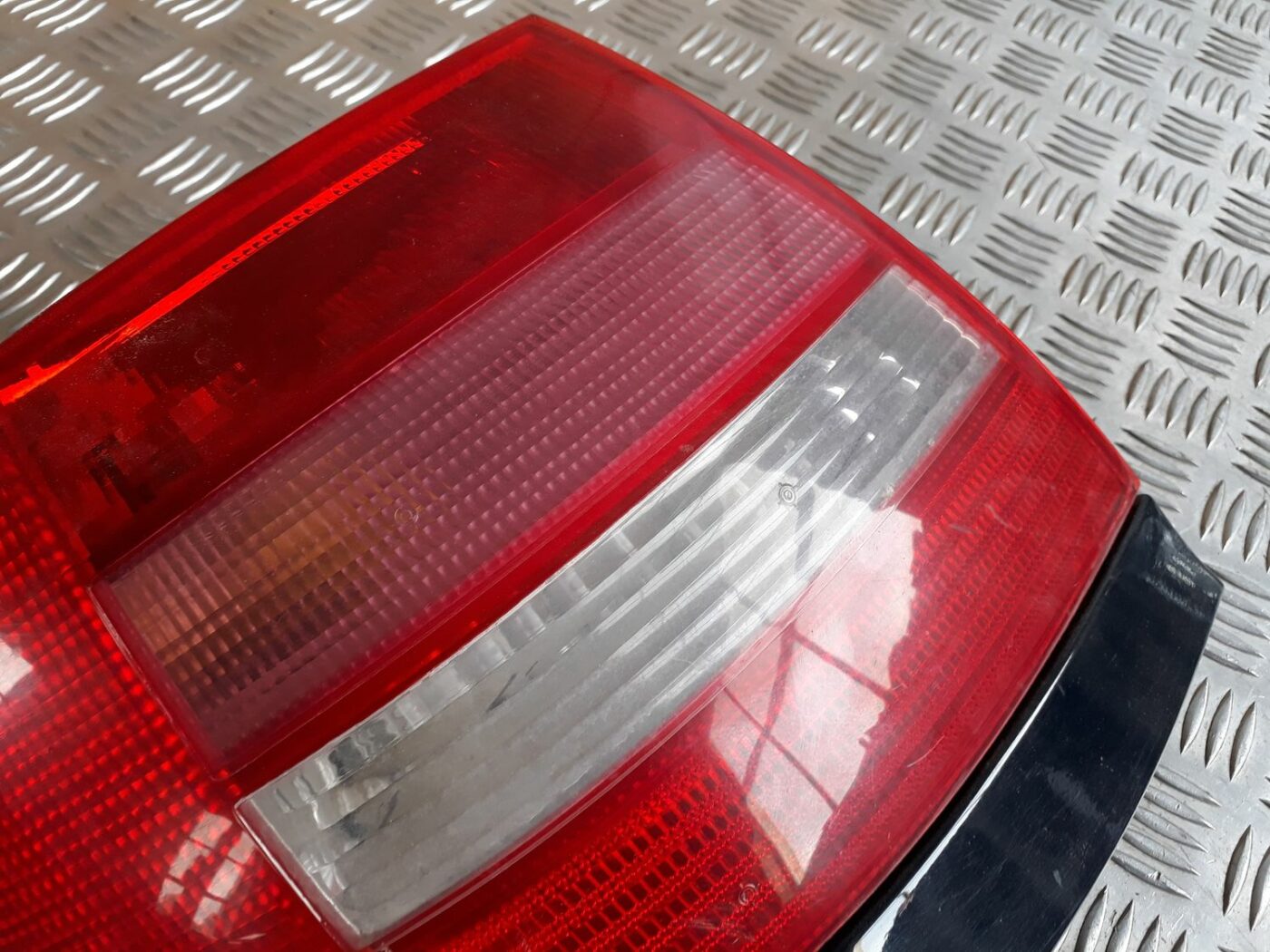 Aizmugurējais kreisais lukturis priekš AUDI A4 1999