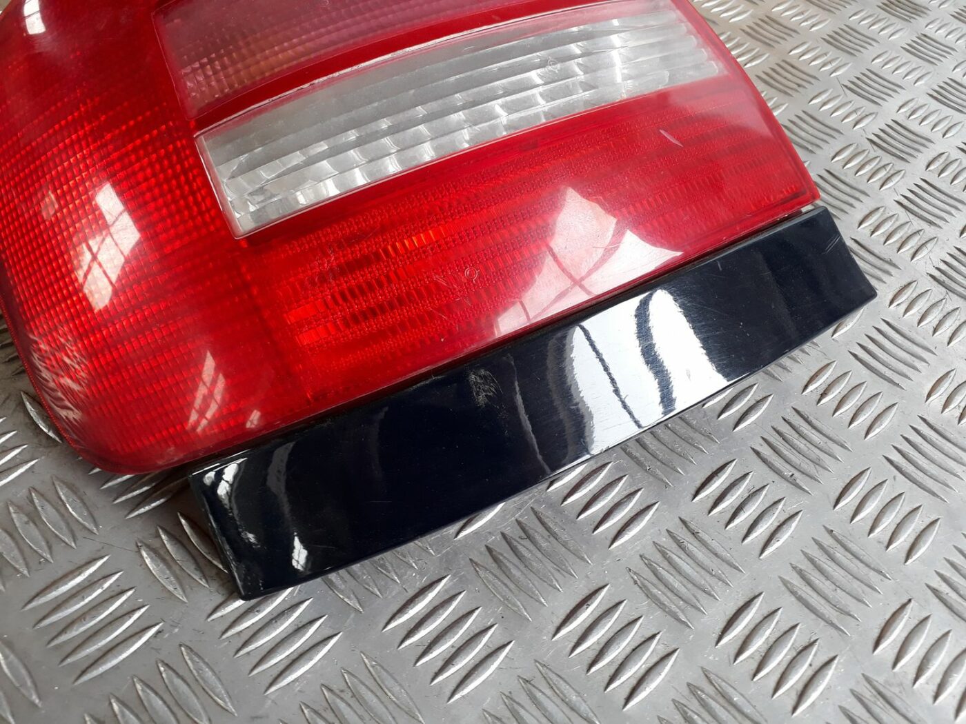 Aizmugurējais kreisais lukturis priekš AUDI A4 1999