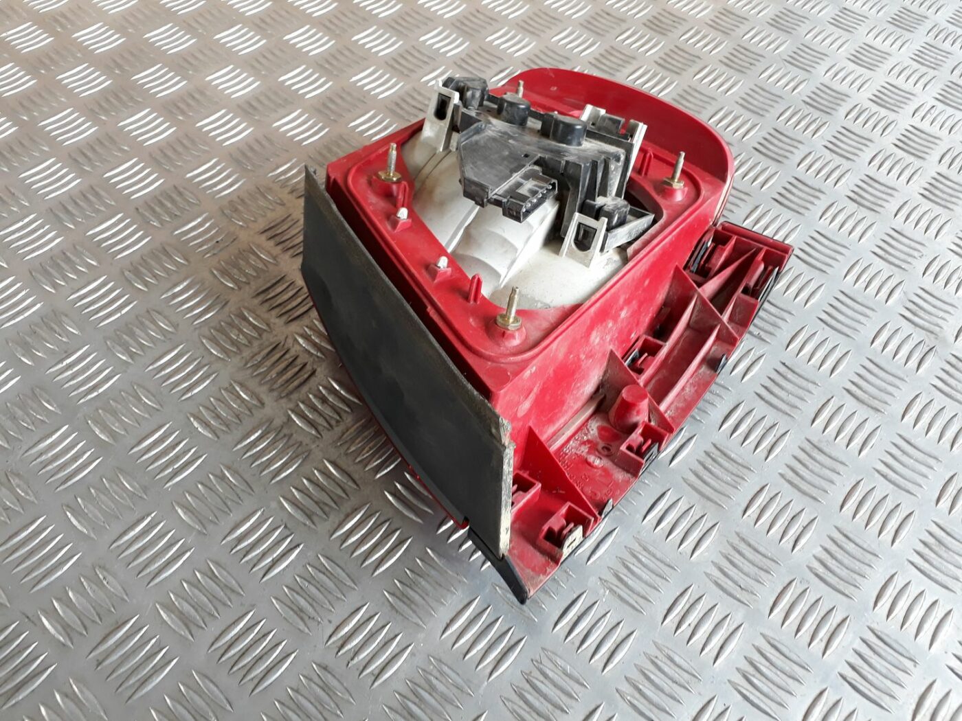 Aizmugurējais kreisais lukturis priekš AUDI A4 1999