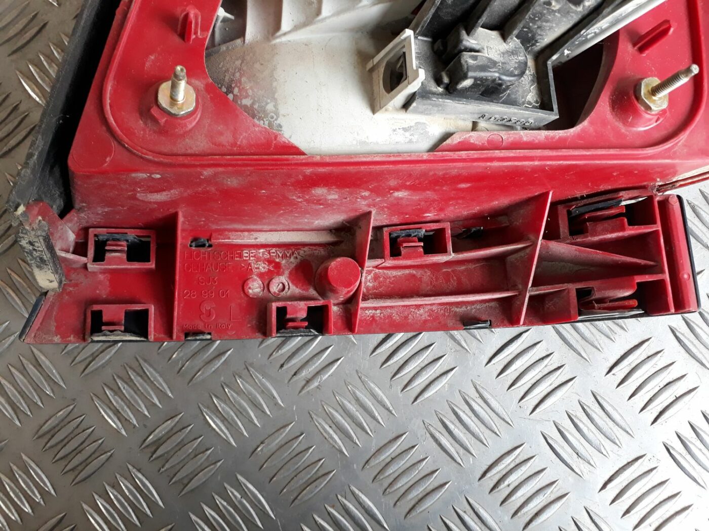 Aizmugurējais kreisais lukturis priekš AUDI A4 1999