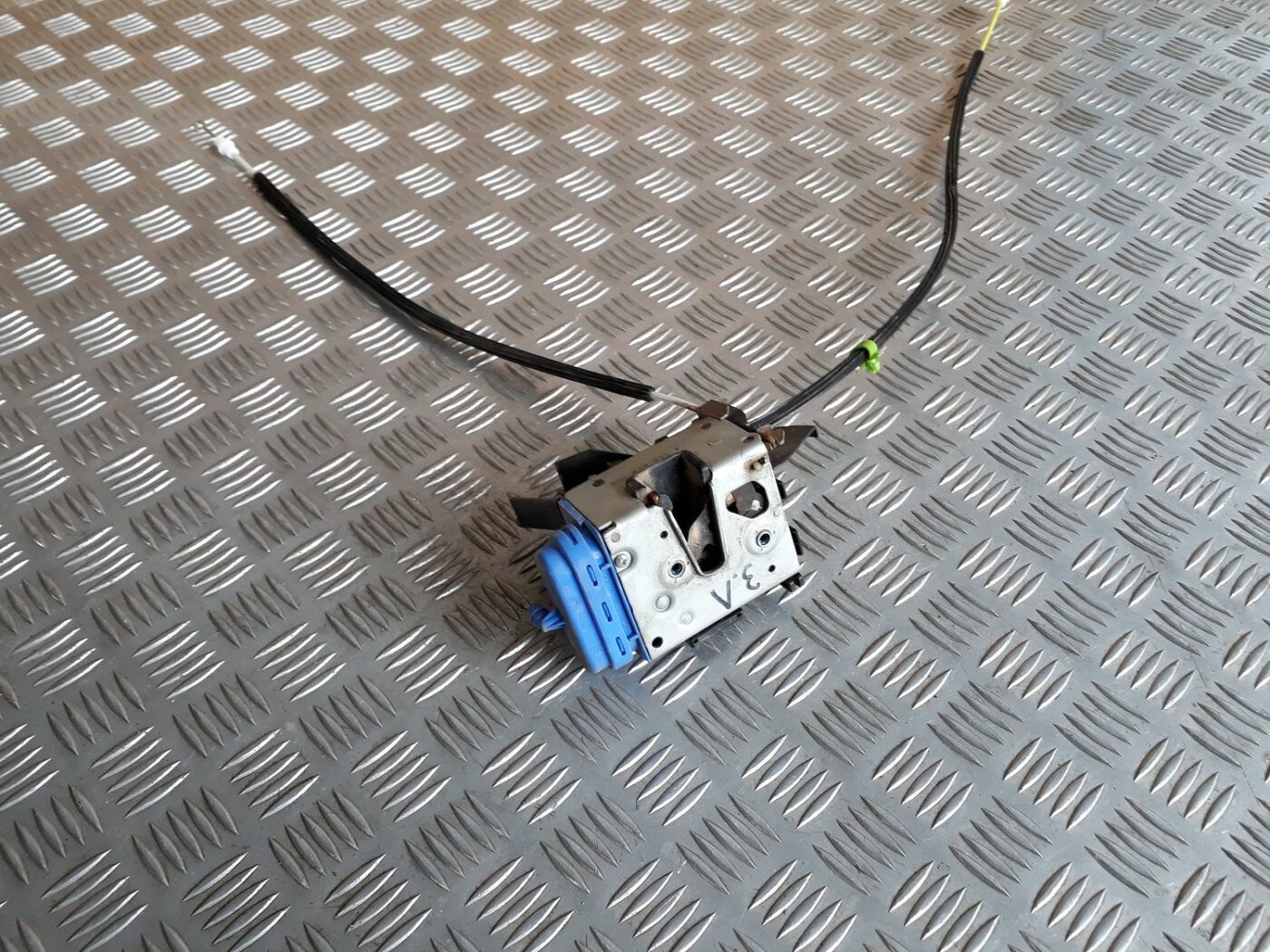 Aizmugurējo kreiso durvju slēdzene priekš AUDI A4 1999 1 Aizmugurējo kreiso durvju slēdzene priekš AUDI A4 1999