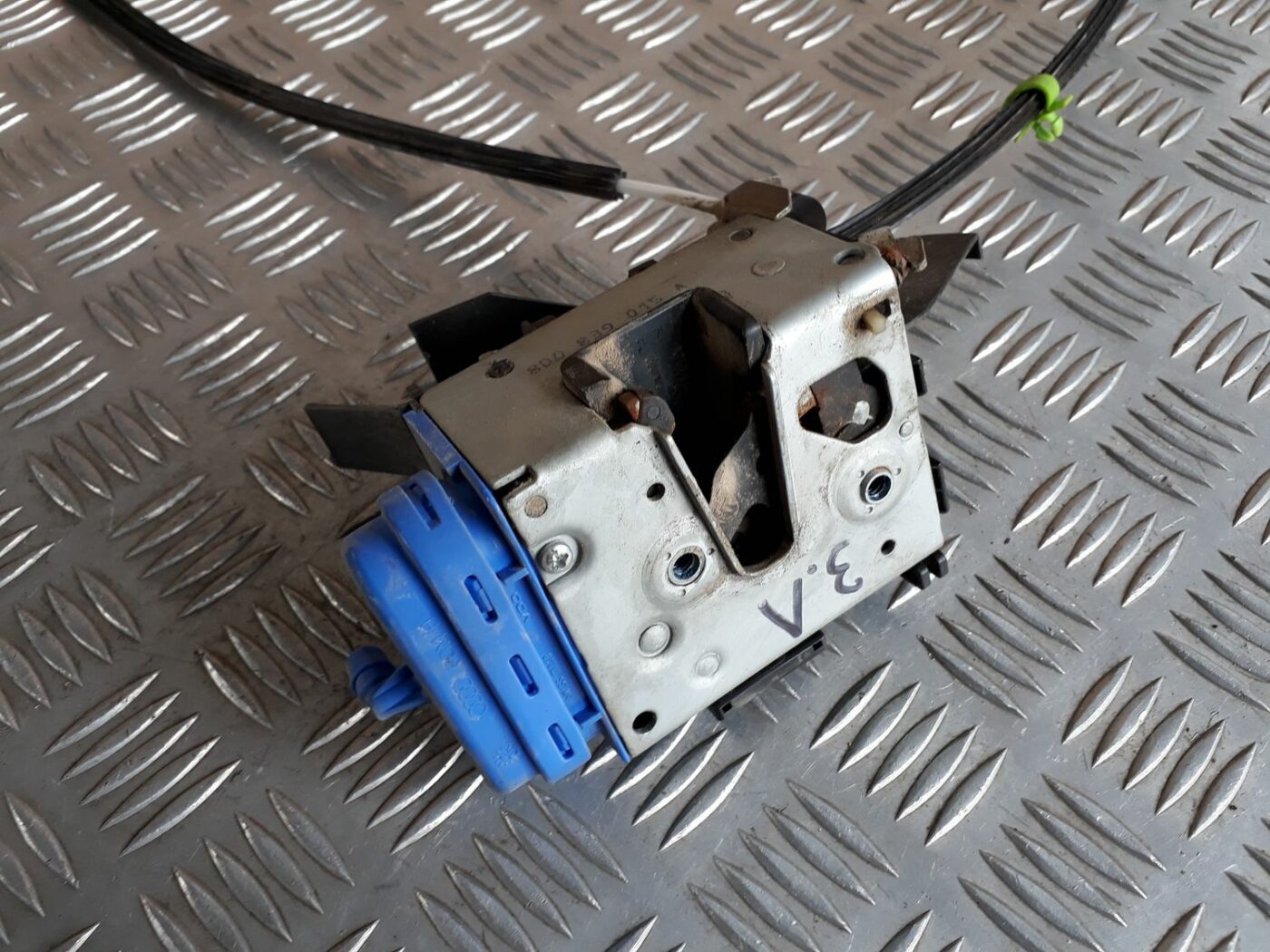 Aizmugurējo kreiso durvju slēdzene priekš AUDI A4 1999 2 Aizmugurējo kreiso durvju slēdzene priekš AUDI A4 1999