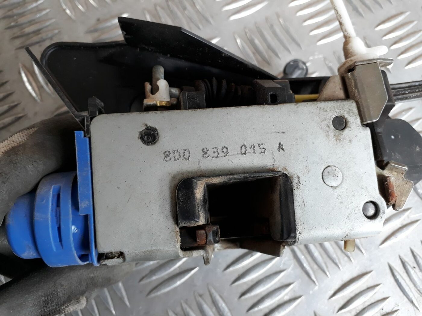 Aizmugurējo kreiso durvju slēdzene priekš AUDI A4 1999 4 Aizmugurējo kreiso durvju slēdzene priekš AUDI A4 1999