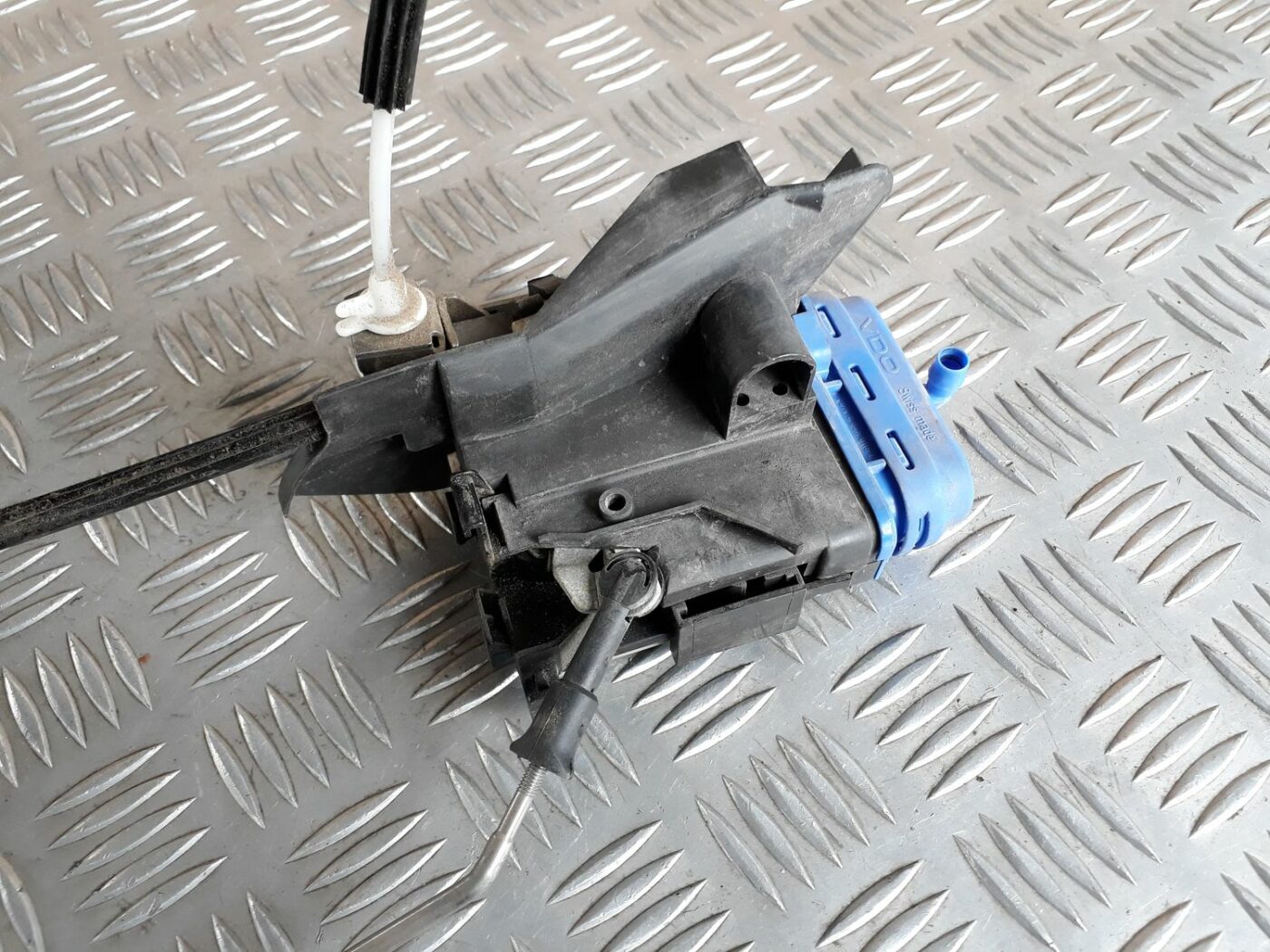 Aizmugurējo kreiso durvju slēdzene priekš AUDI A4 1999 3 Aizmugurējo kreiso durvju slēdzene priekš AUDI A4 1999