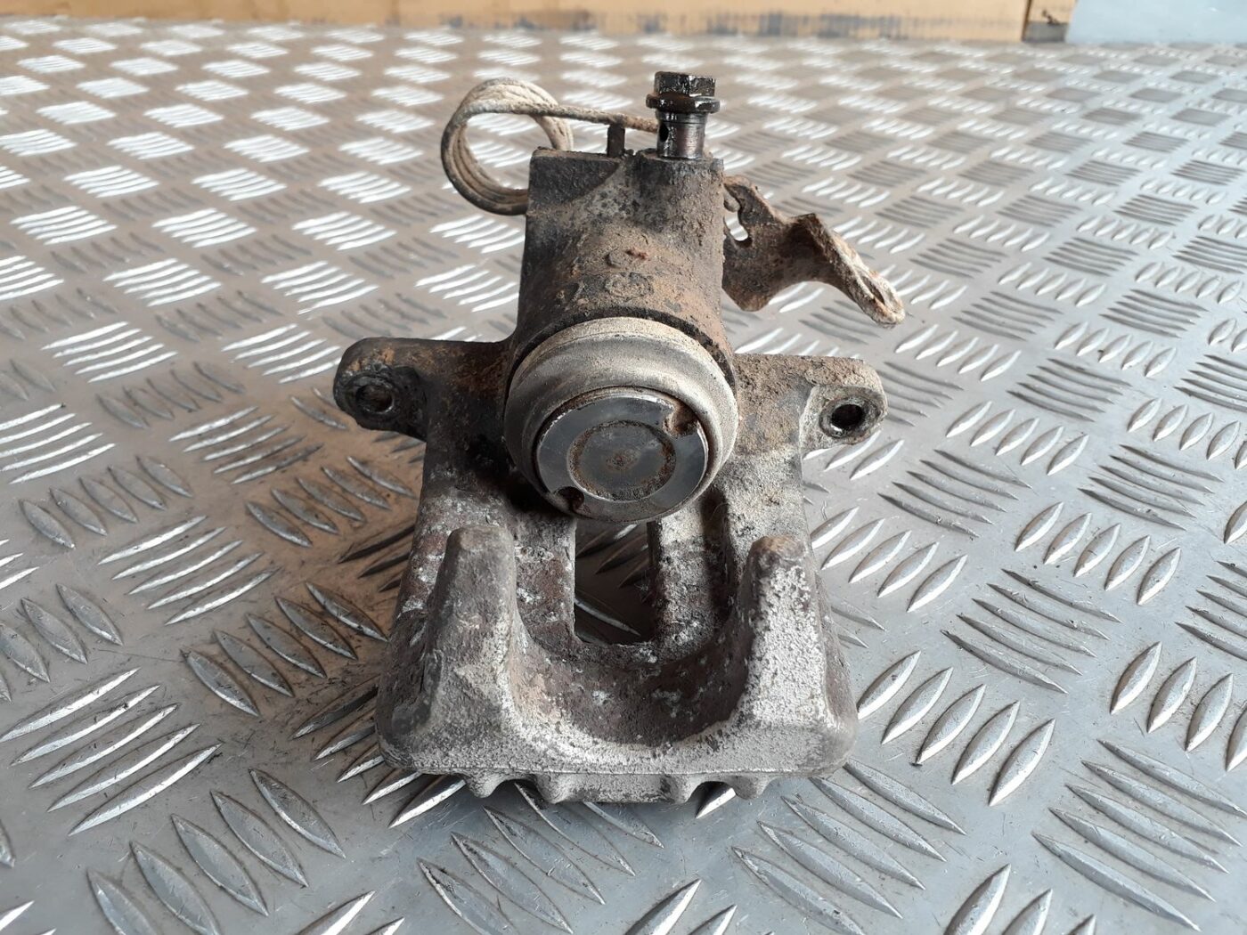 Aizmugurējais labais suports priekš AUDI A4 1999 5 Aizmugurējais labais suports priekš AUDI A4 1999