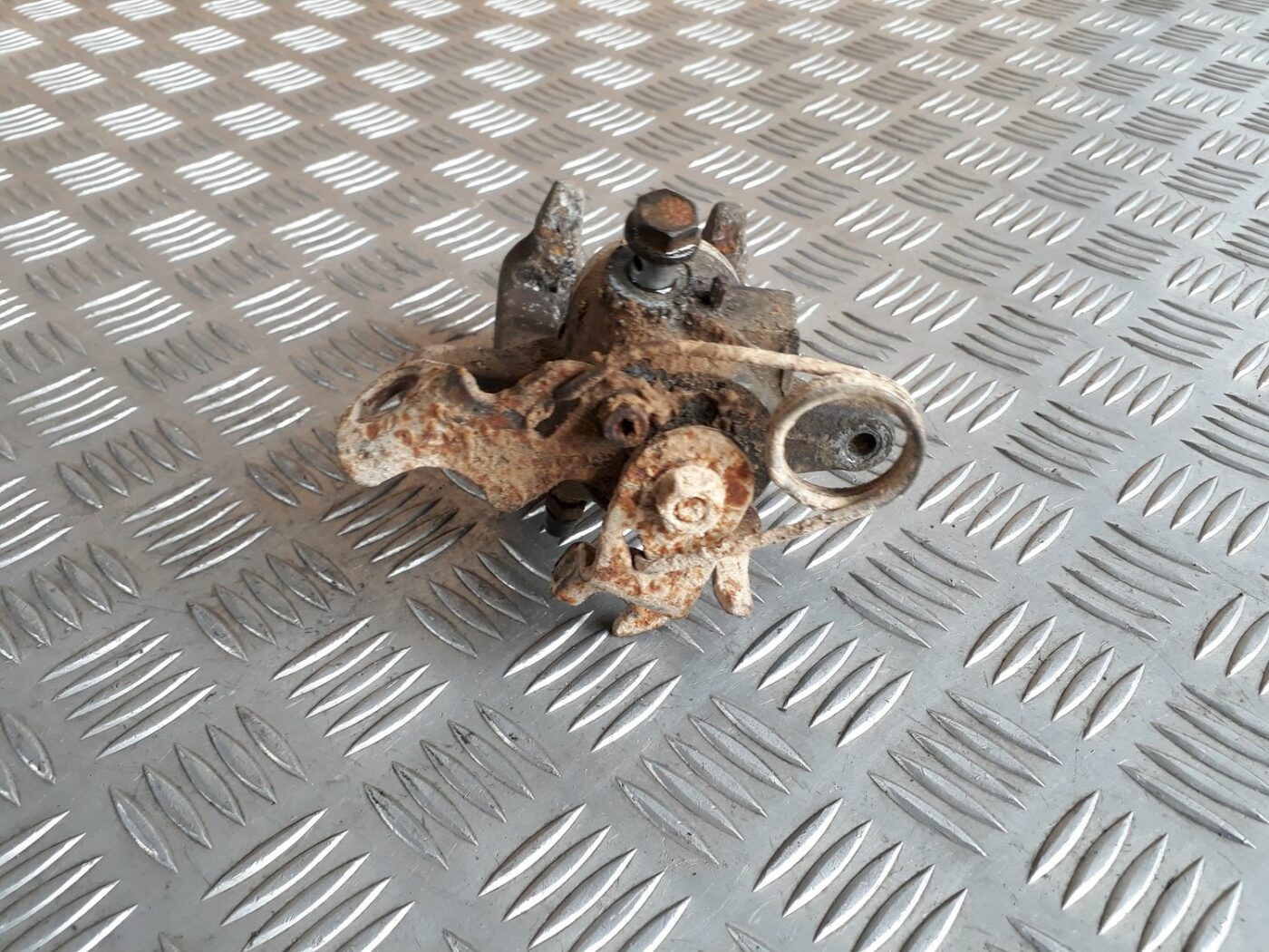 Aizmugurējais labais suports priekš AUDI A4 1999 4 Aizmugurējais labais suports priekš AUDI A4 1999